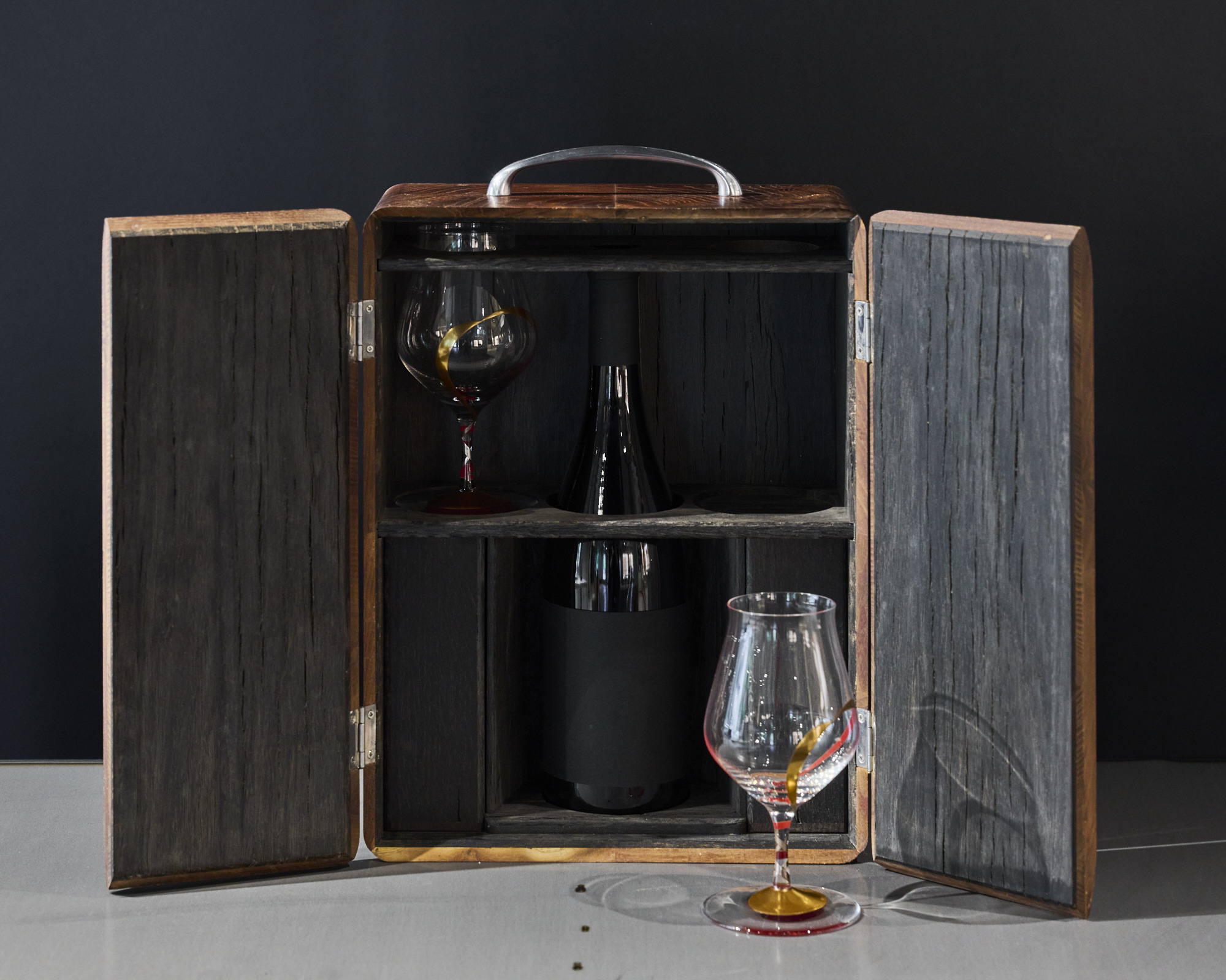 ワインボトルとグラスを運ぶボックス、ワイングラス